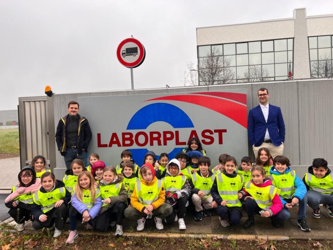 Studenti in visita alla Laborplast dove la plastica ha nuova vita