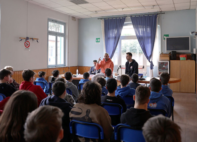 Knights di nuovo a scuola con gli studenti