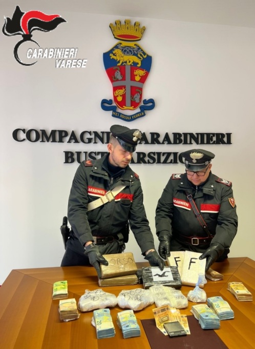 A passeggio con la cocaina in un sacchetto, arrestato un 49enne