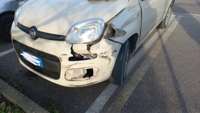 Causa un incidente e scappa: ora si cerca il responsabile