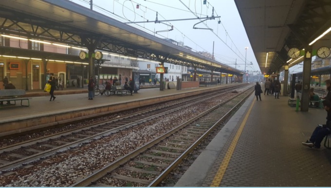 Trascinata a terra da un treno, salva sessantenne