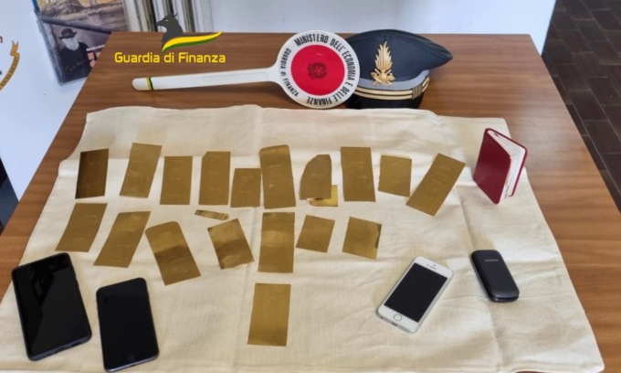 Portavano l’oro in Svizzera e tornavano con i contanti: tre indagati e maxi sequestro