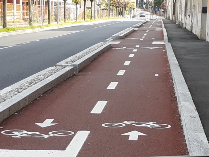 La Lega chiede degli stop sulla ciclabile di via Giacchetti: «Le immissioni sono pericolose»