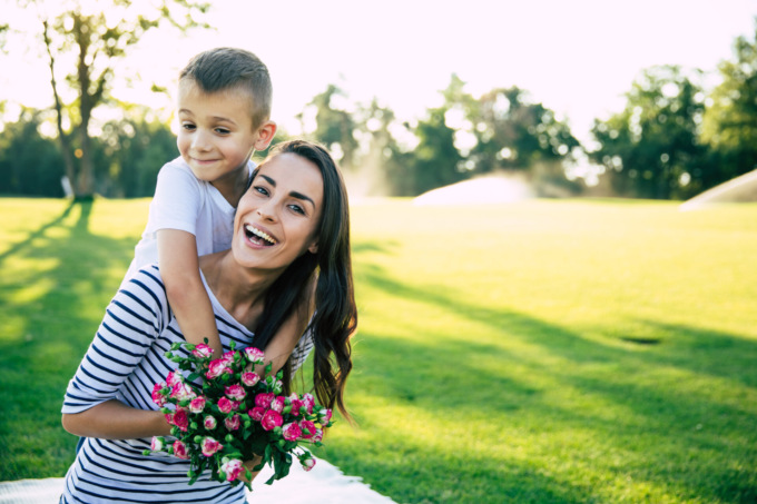 Wow, che spettacolo di mamma! Fatele gli auguri sul giornale
