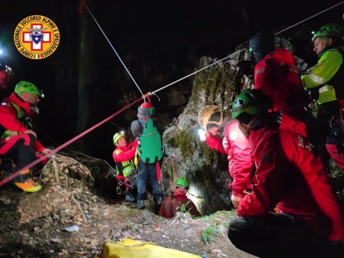 Colpita da sassi in un grotta: salvata dal soccorso speleologico