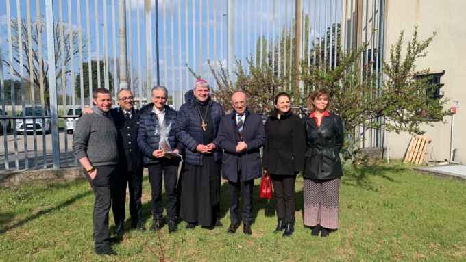 La messa di Pasqua al carcere di Busto Arsizio con Prefetto e Vescovo