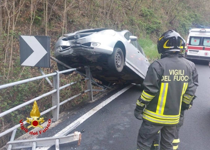 Perde il controllo dell’auto e finisce in bilico sul guard rail
