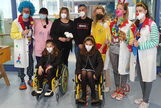 Matrimonio solidale per una coppia varesina: donano due carrozzine alla Pediatria dell’ospedale