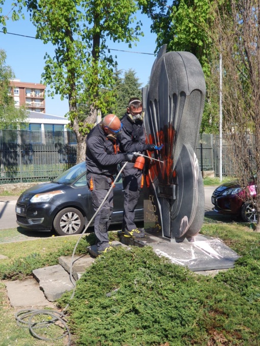 monumento parà saronno imbrattato