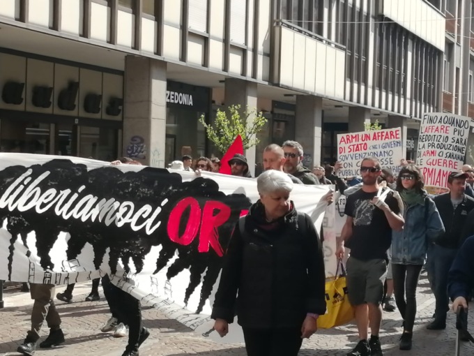 25 Aprile, la piazza fischia contro gli anarchici