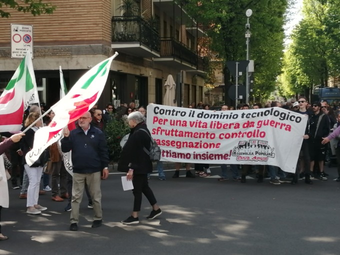 25 aprile fra anarchici e bandiere di partito. Forza Italia: “Spettacolo per nulla edificante”