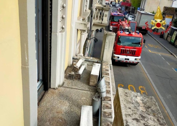 Camion colpisce un cavo e abbatte un lampione e un balcone