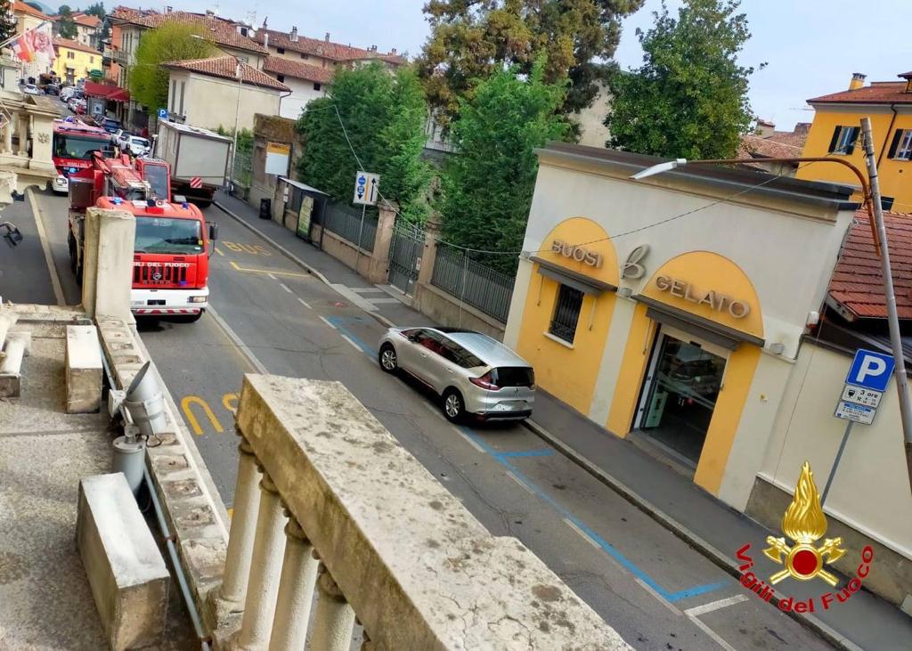 Camion abbatte un balcone e un lampione