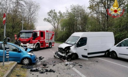 Incidente all'uscita del benzinaio: automobilista estratto dai Vigili del Fuoco