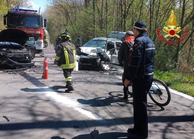 Rimane incastrata nell’auto dopo l’incidente: donna estratta dai Vigili del Fuoco