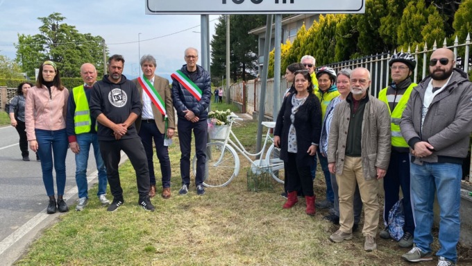 Una “ghost bike” a Rovello dove morì Paola Greselin