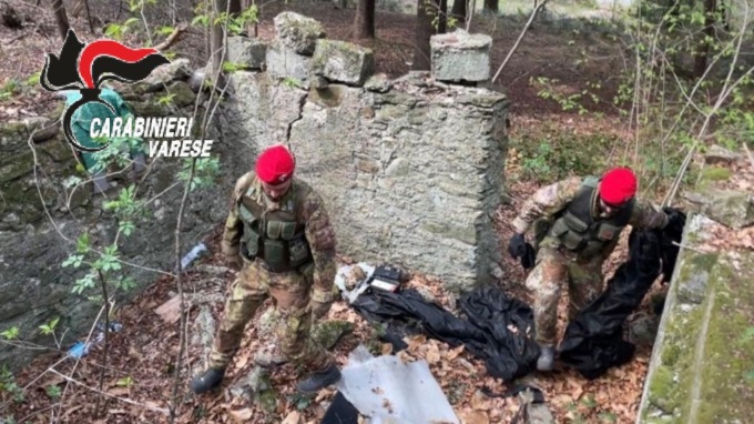 Controlli anti spaccio nei boschi: i carabinieri trovano armi e soldi nascosti