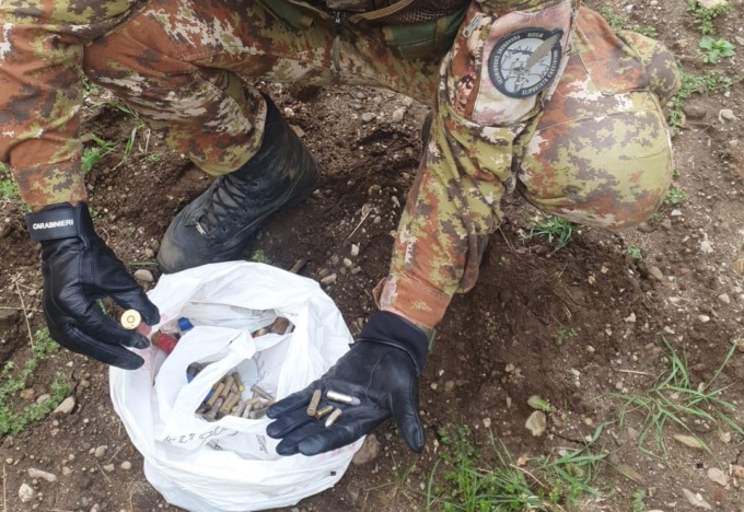 Nei boschi dello spaccio di Masciago spuntano 400 proiettili