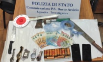 Nella casa abbandonata con droga, un machete e un'accetta