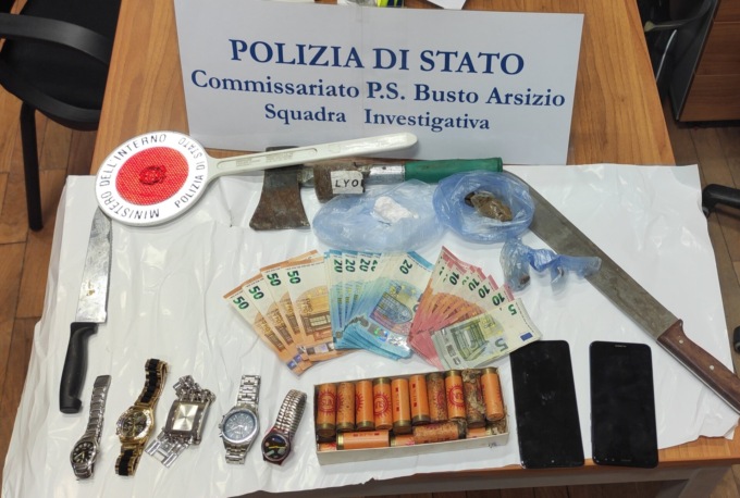 Nella casa abbandonata con droga, un machete e un’accetta