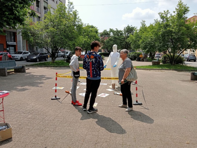 Decoro urbano, giovani distribuiscono posaceneri tascabili