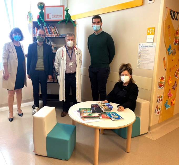 Il comune di San Fermo dona all’ospedale 180 volumi