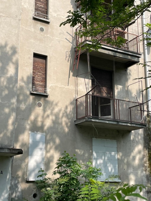 Palazzo abbandonato occupato abusivamente: inquilino stanato con il drone