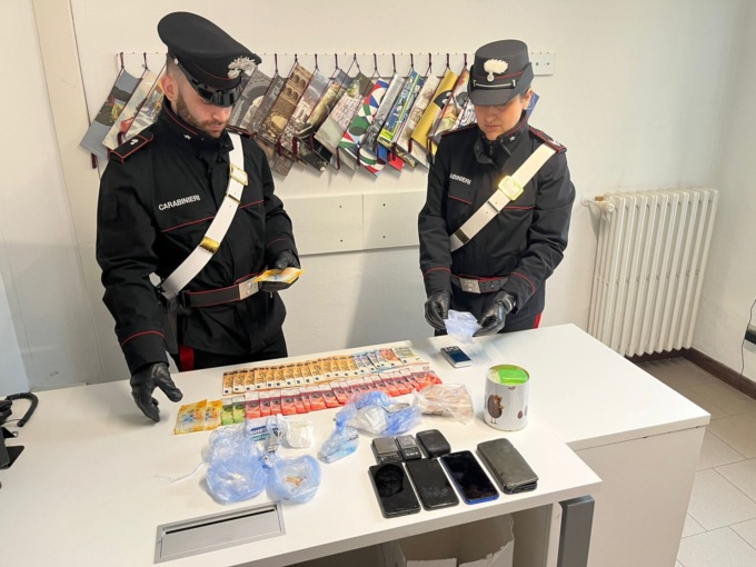 Spaccio in casa a Induno Olona: tre in manette