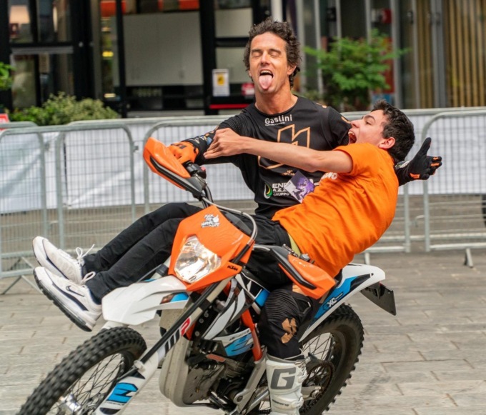 Freestyler di motocross e solidarietà a braccetto