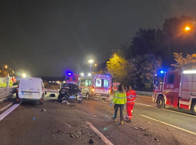 Incidente a quattro in A8, sette persone coinvolte. Due investite dopo lo scontro