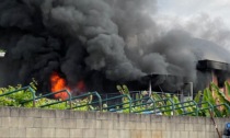 Vasto incendio in un'officina: denso fumo nero visibile da chilometri