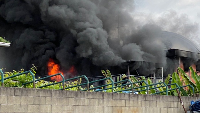 Vasto incendio in un’officina: denso fumo nero visibile da chilometri