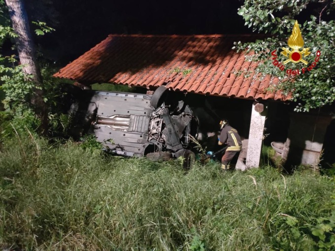 Esce di strada e si ribalta contro una casa: a bordo anche un neonato