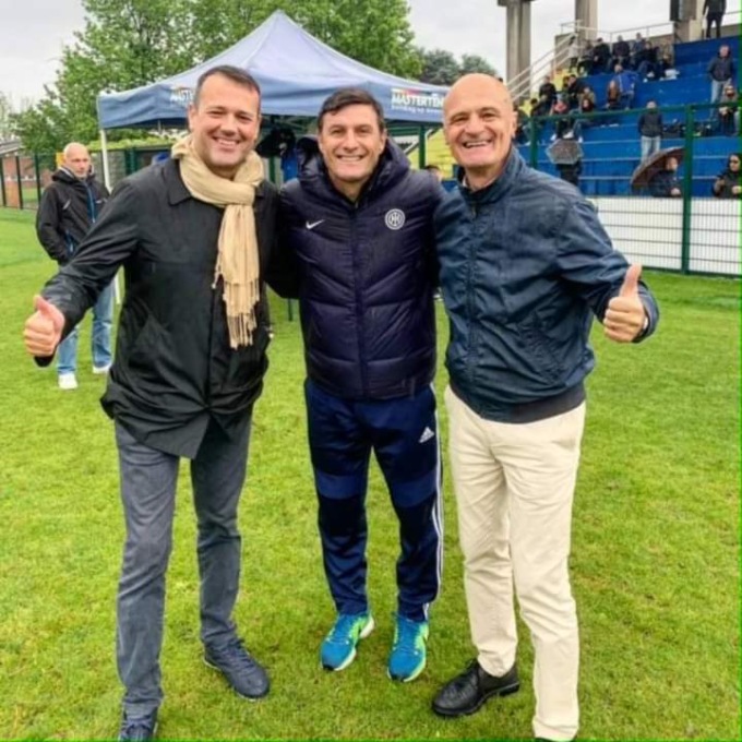 Javier Zanetti (al centro) col sindaco Roberto Crippa e il vice Dante Cattaneo