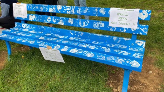 Inaugurata la panchina bianca e azzurra per i diritti dei bambini