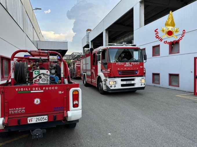 Macchinario prende fuoco in azienda: intervengono i Vigili del Fuoco