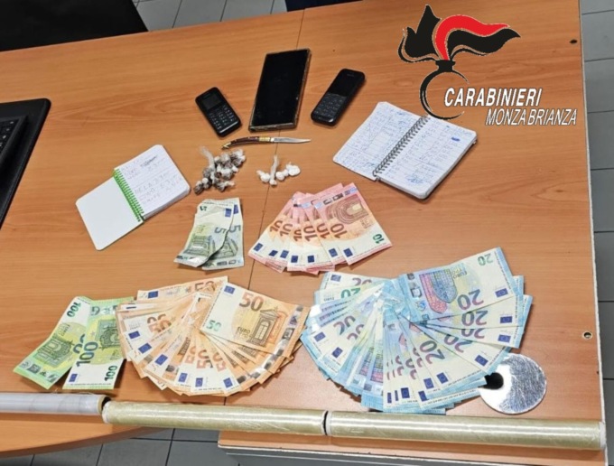 Spacciava a casa di un pregiudicato ai domiciliari: arrestato 27enne