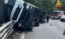 Camion si ribalta in curva: intervengono i Vigili del Fuoco