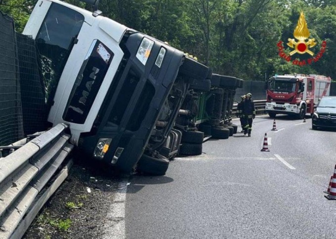 Camion si ribalta in curva: intervengono i Vigili del Fuoco