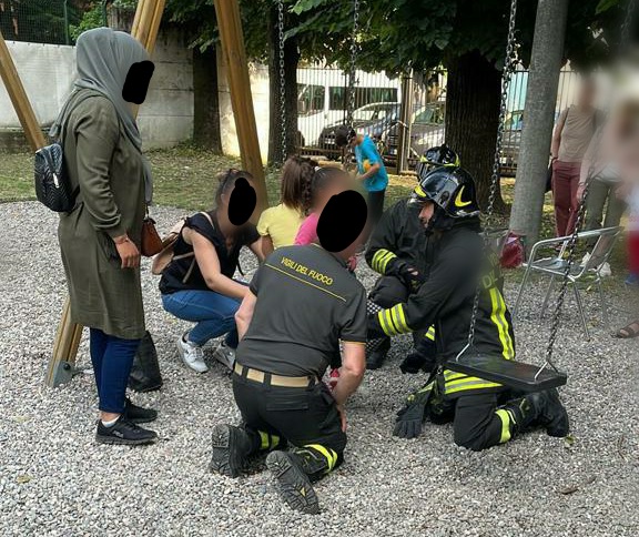 Bimbe incastrate nell’altalena, liberate dai Vigili del Fuoco
