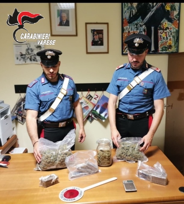 A spasso in motorino con 8 panetti di hashish
