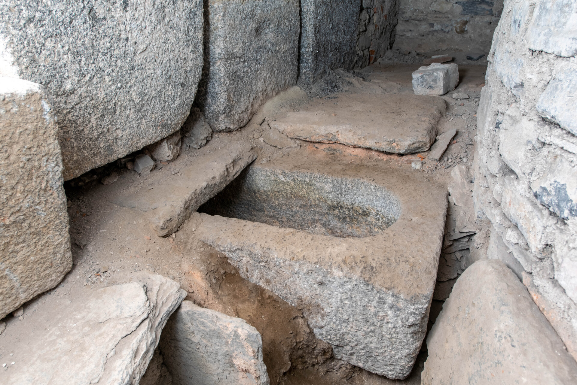 sant'abbondio cripta sarcofago dettaglio