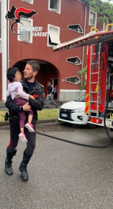 I carabinieri mentre salvano una famiglia dall'incendio di un'abitazione a Busto Arsizio