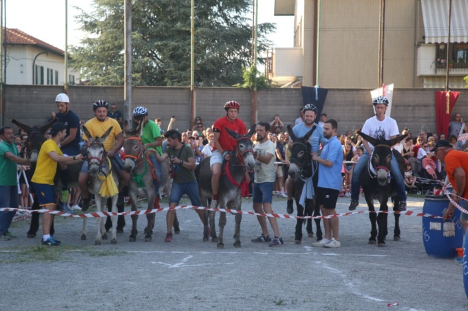 Palio dei rioni, pignatte, cerchi, asini e gran finale a Cairate