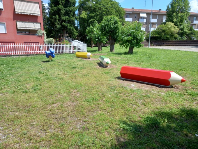 Imbrattano le panchine nuove… e poi le ripuliscono