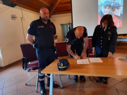 La sigla della convenzione tra il Comune di Vedano e l'associazione Carabinieri in congedo di Malnate