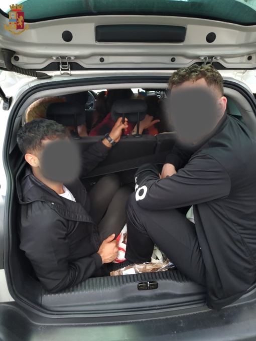 Due auto e 15 clandestini a bordo, verso la Svizzera: due “passatori” in manette