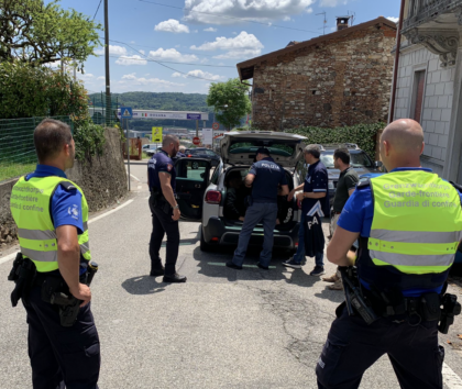 clandestini in auto verso la svizzera