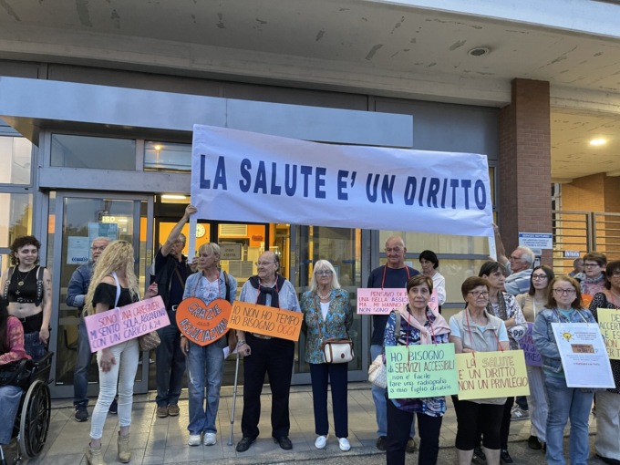 “Il nostro ospedale non si tocca”, operatori e cittadini in piazza contro la chiusura
