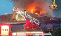 Tetto di un locale in fiamme: Vigili del Fuoco al lavoro da questa notte
